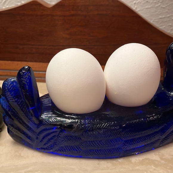 Very Beautiful Cobalt Blue nesting chicken holds 2 eggs. Unique item never seen - Picture 3 of 9